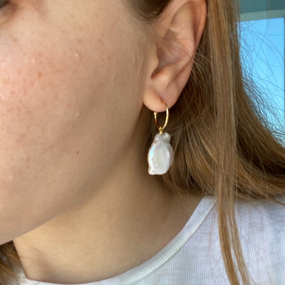 Baroque pearls on the hoops - Picture 4 of 4